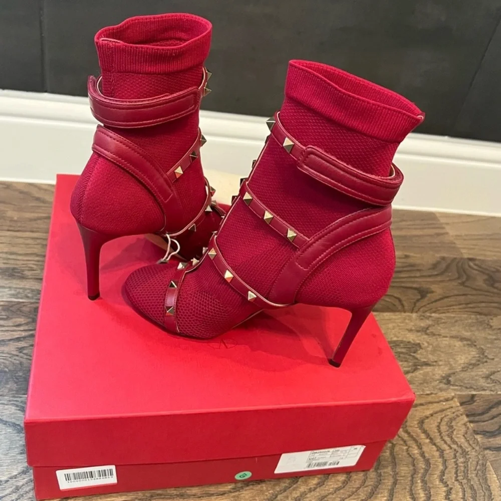 Valentino Garavani Rockstud Ankle Boots In Burgundy - Red - Garnet
